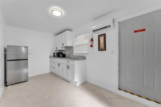Building Photo - 820 SW 12th Ct