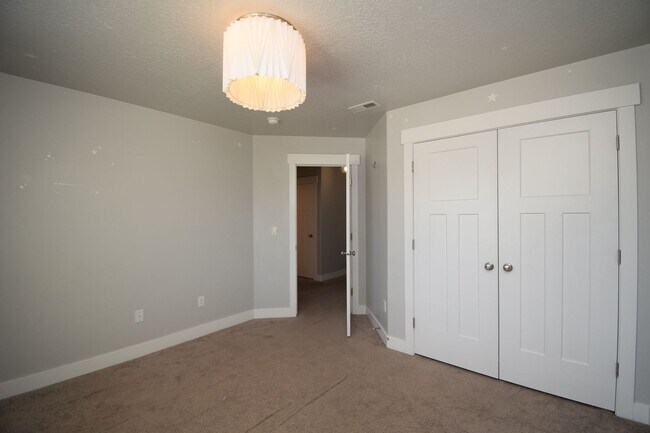 Building Photo - Quiet Family Friendly 4 Bed Home in Bluffdale!!