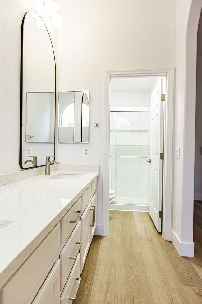 Building Photo - Stunning 3-bedroom One Story Home