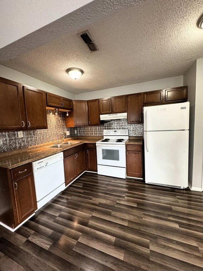 Building Photo - Move In Special: 1/2 Off 1st Month's Rent!!