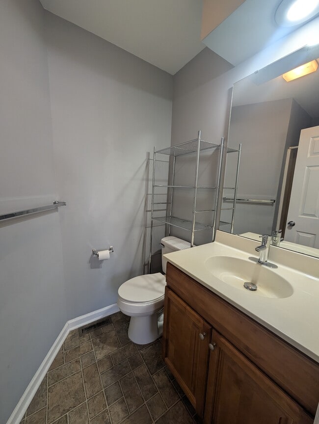 Building Photo - 2808 Shadowbrook Ln