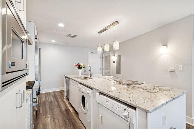 Building Photo - 1120 E Kennedy Blvd