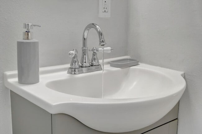 Building Photo - 4213 E Yukon St