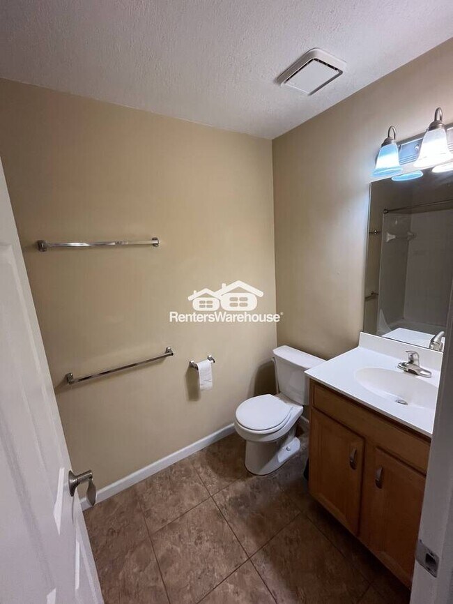 Building Photo - Beautiful Condo in a Beautiful Community