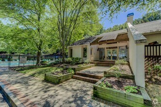 Building Photo - Charming 2BR Condo in Atlanta