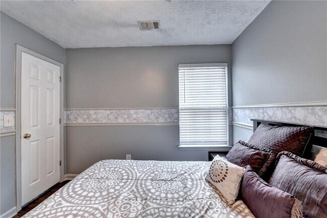 Building Photo - 3680 Oak Park Dr