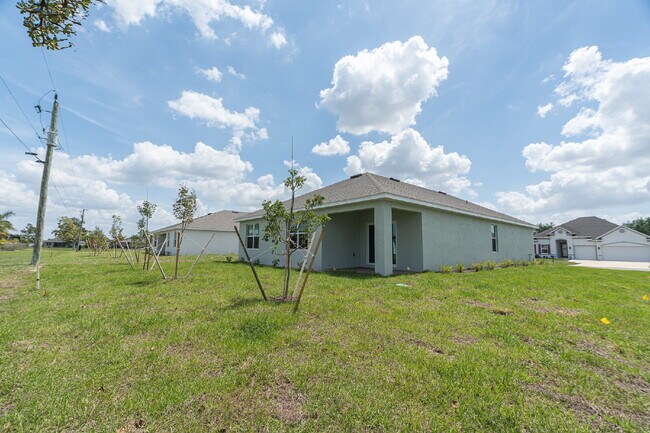 Building Photo - Spacious 4-Bedroom Gem with 2 Full Baths in Charming Punta Gorda Oasis!