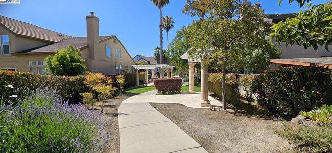 Building Photo - 43401 Laurel Glen Cmn