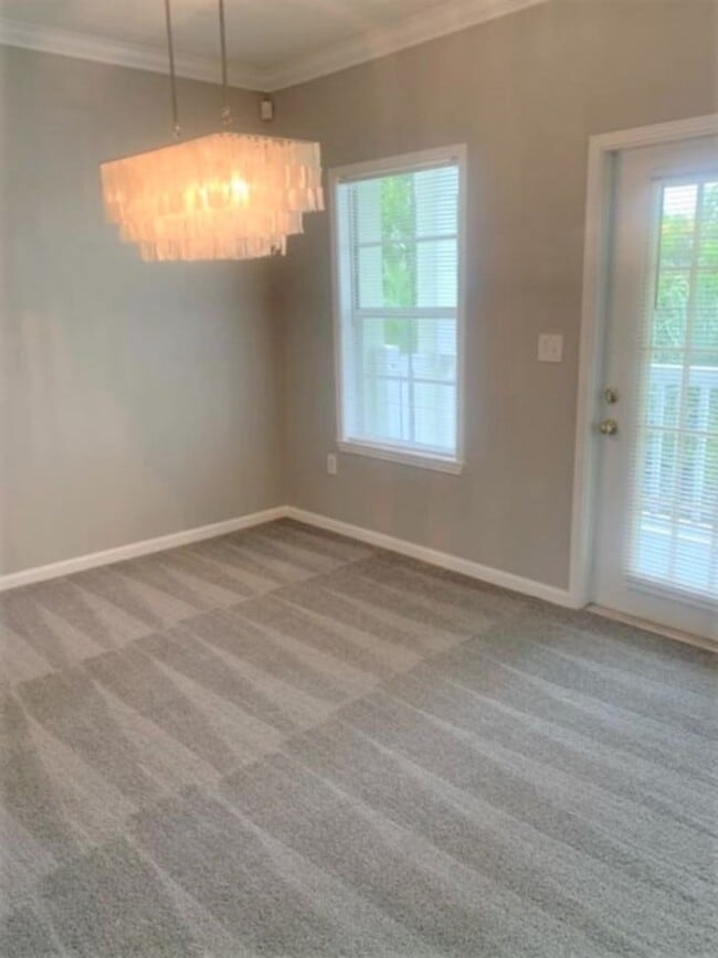 Building Photo - 2 Bedroom + Den and 1 Car Garage, Pet frie...