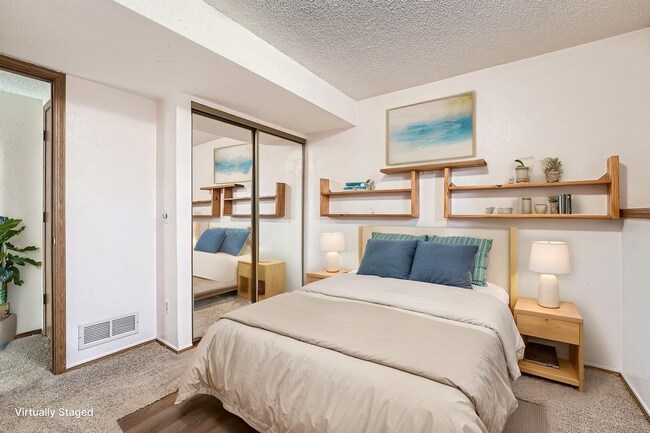 Building Photo - Spacious 2-Bed Townhome with Private Yard & 2-Car Garage in Aurora