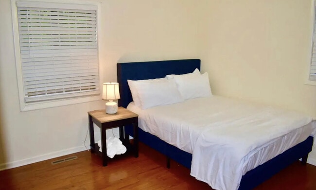 Building Photo - 324 Carlton Dr