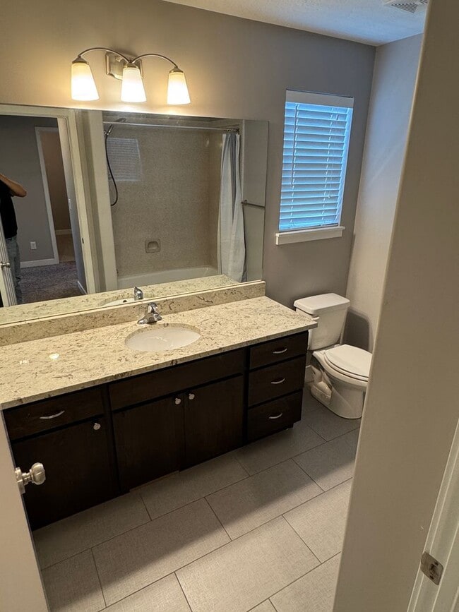 Building Photo - Beautiful 3 bedroom 2 1/2 bath townhome
