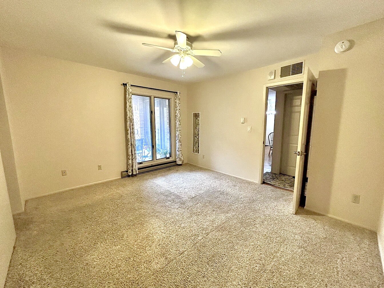 Building Photo - 1818 E Shorewood Blvd