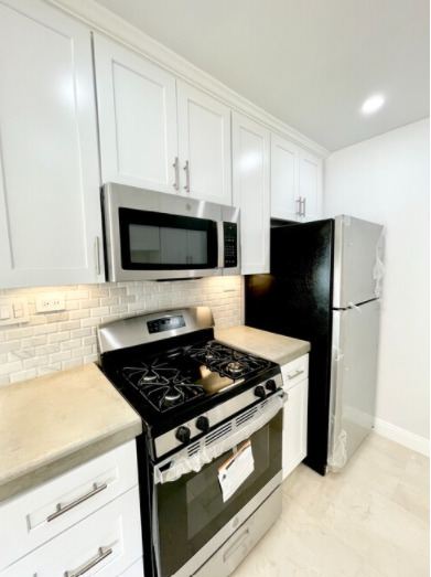 Stainless appliances - 1619 Brockton