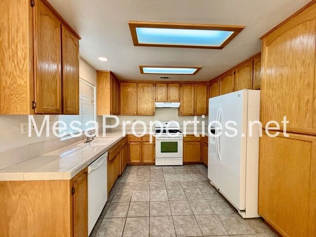 Building Photo - 14744 Hopland St