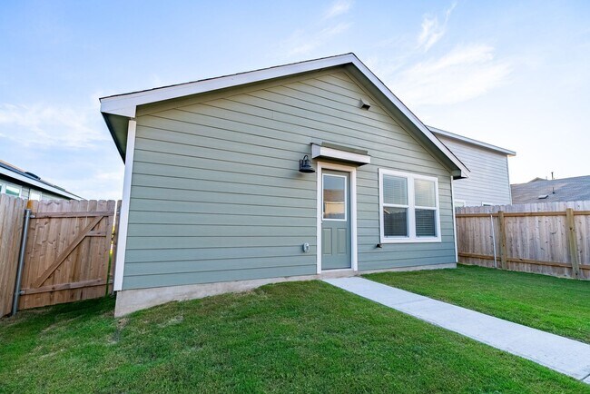 Building Photo - Stunning 3 bedroom, 2 bathroom home in Kyle!!!