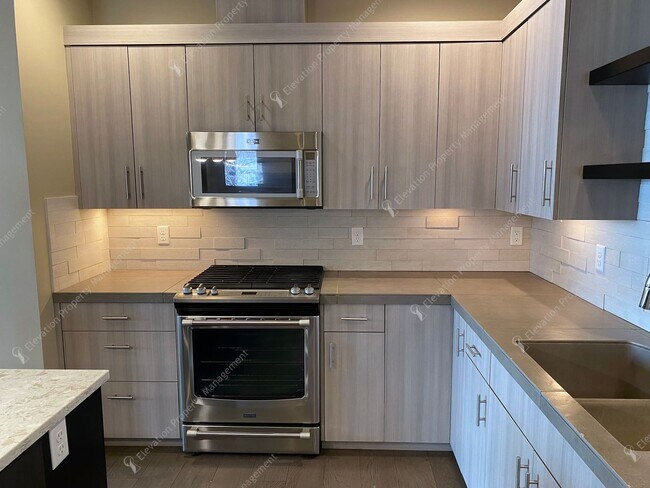 Building Photo - Designer-Finished Townhome Near COCC & NWX