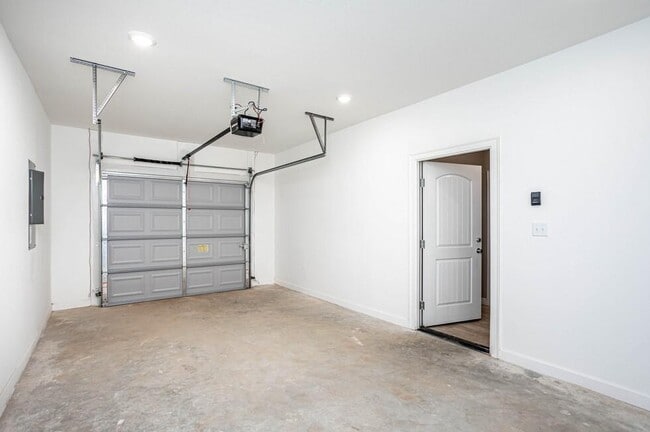 Building Photo - 812 Vly Oaks Ln