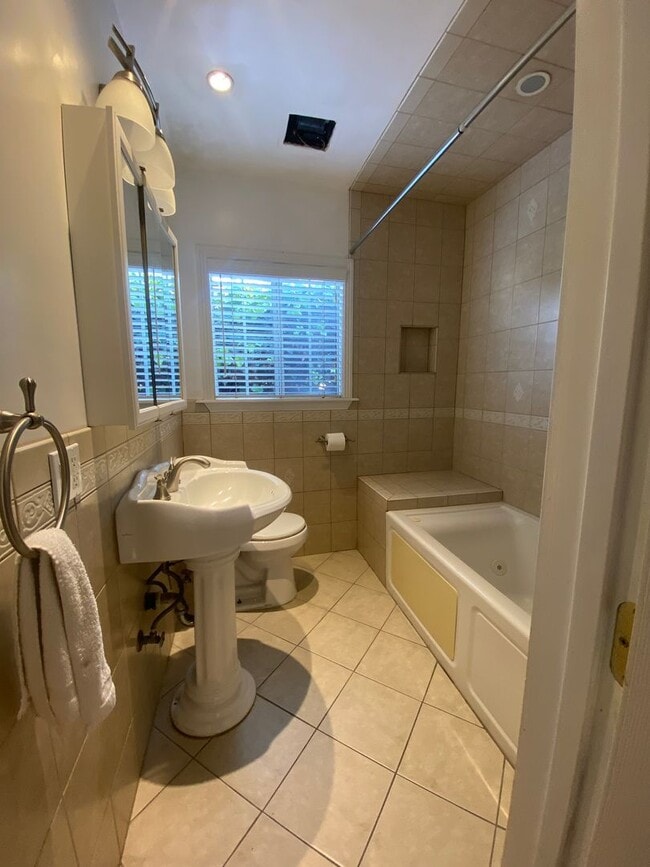 Building Photo - Charming Home in Covina