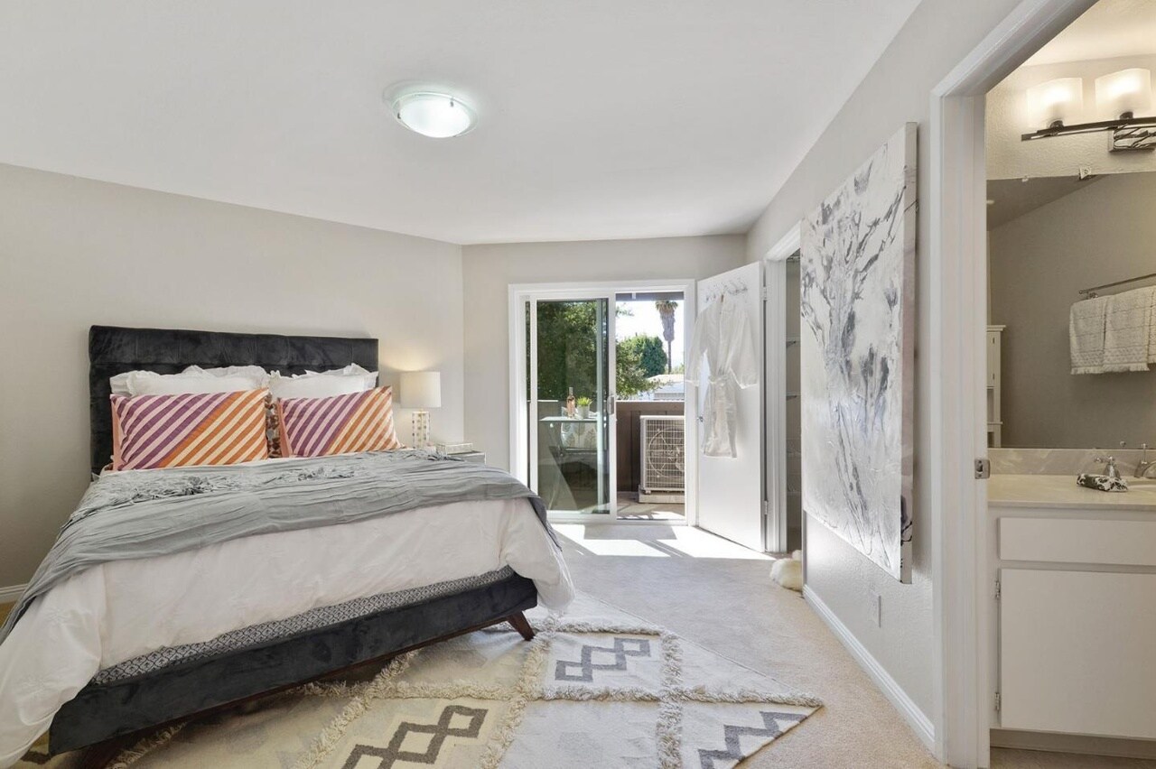 Master bedroom - 1001 E Evelyn Ter