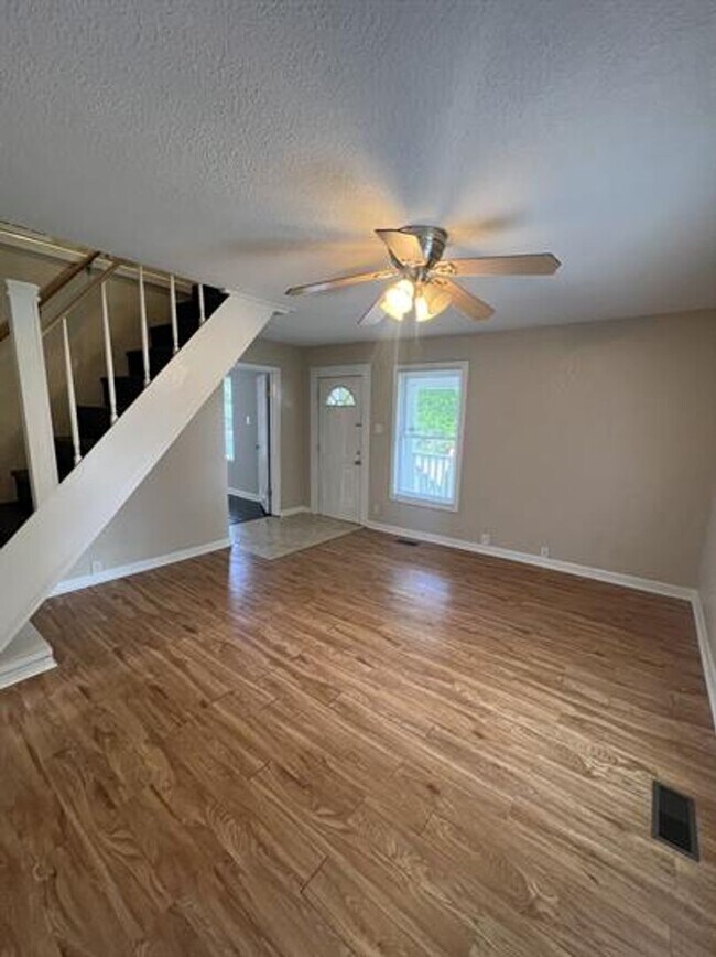 Building Photo - Lenoir City 37771 - Charming 3-Bed, 1.5-Bath Farm-Style Home Within City Limits - Contact Chad We...