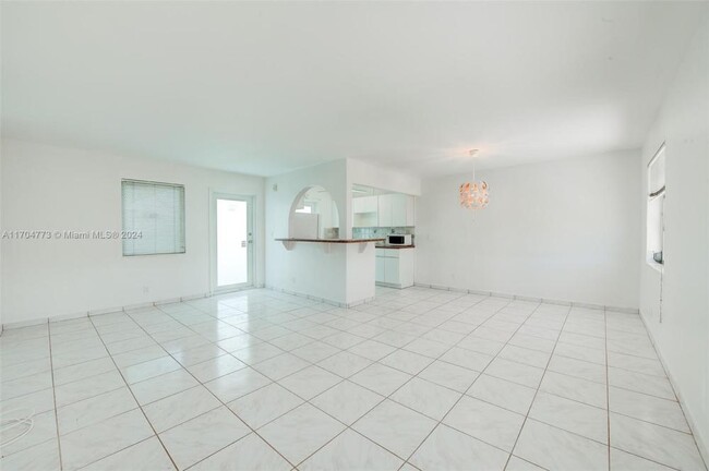 Building Photo - 2 bedroom in Hollywood FL 33020