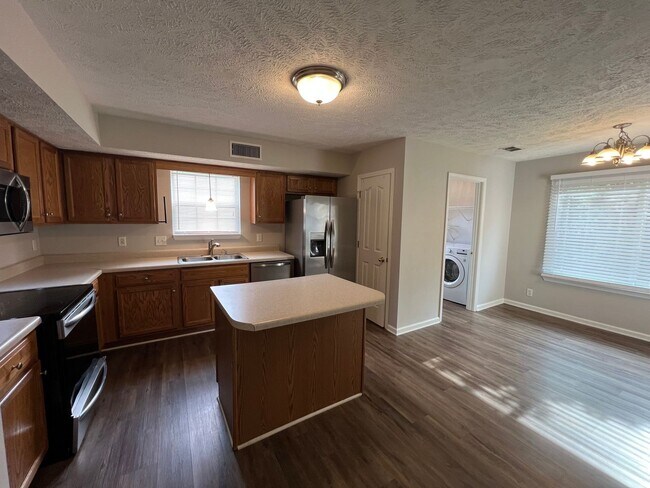 Building Photo - Spacious 4 Bedroom 2.5 Bath Available Now!