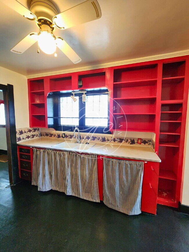 Building Photo - Adorable but unique 3+ bedrooms with bonus rooms! Fenced yard!