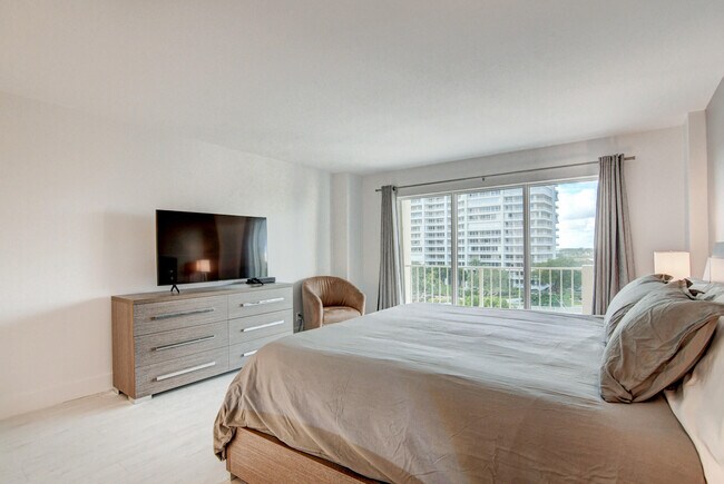 Building Photo - 4301 N Ocean Blvd