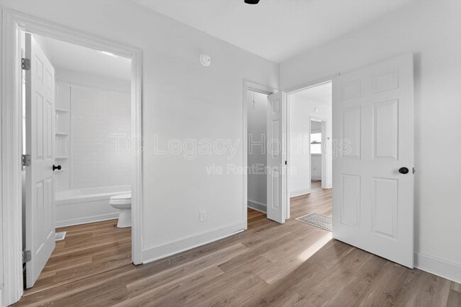 Building Photo - 604 1/2 Hart Street