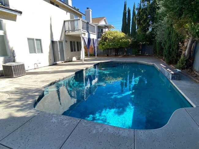 Building Photo - Large Four Bed, Three Bath Home with a Pool
