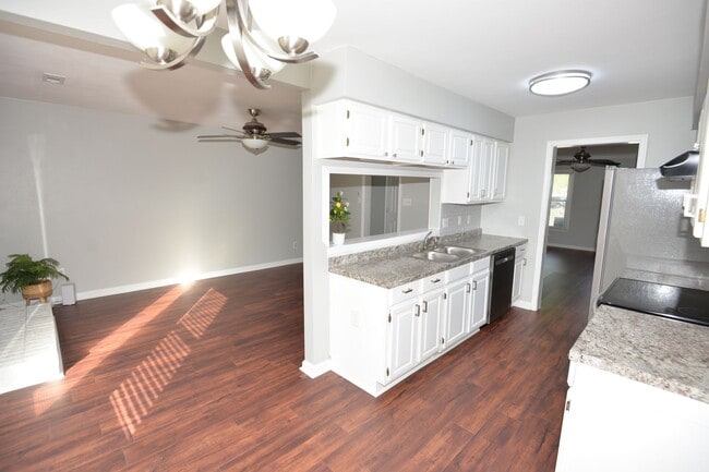 Building Photo - 3 Bedroom Townhome in Kempsville Lakes