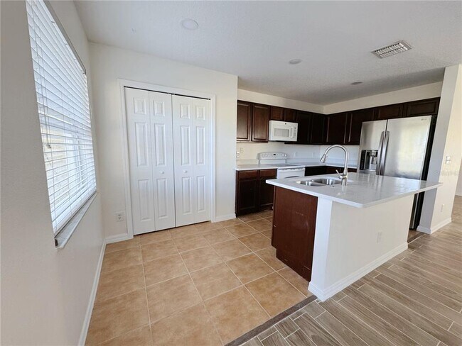 Building Photo - 760 Cresting Oak Cir