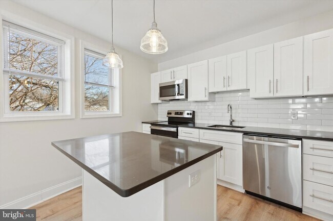 Building Photo - 137 E Spring Ave