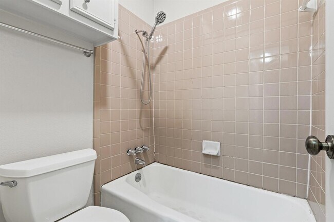 Building Photo - 8113 Baywood Dr