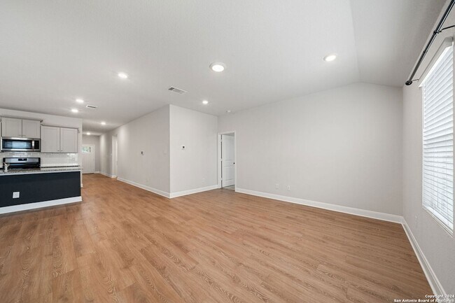 Building Photo - 1080 Amble Oak