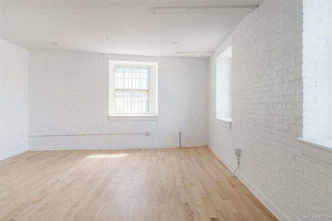 Building Photo - 155 River St