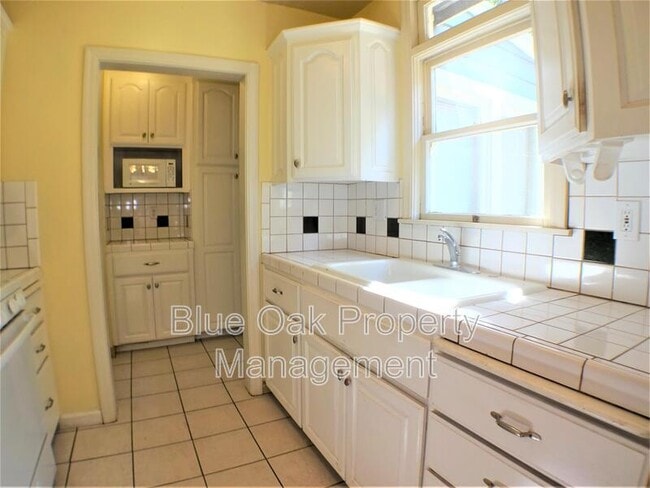 Building Photo - 337 W 1st Ave