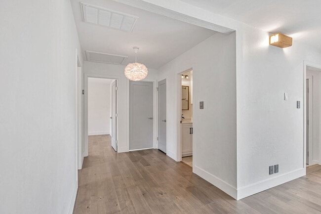 Building Photo - Remodeled Home in near Downtown Mountain View
