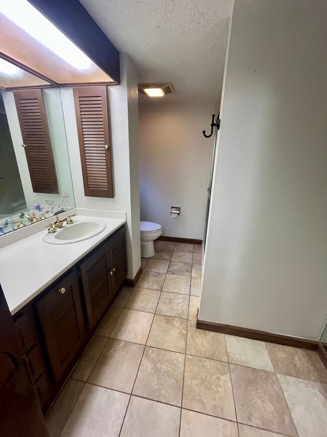 Building Photo - Well-Located One-Level Condo -- Just Minut...