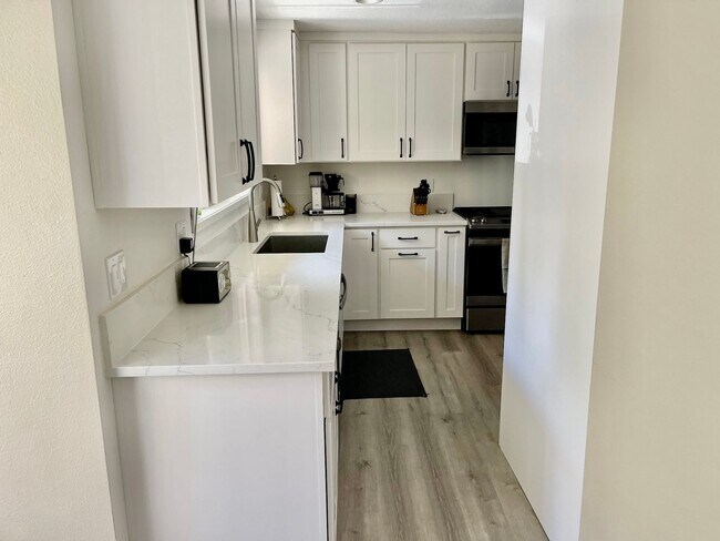 Building Photo - Beautifully Updated Mt. Park Condo Located...