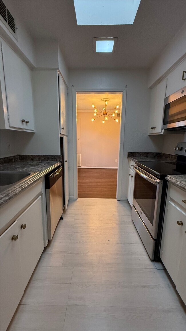 Building Photo - 2744 Briarhurst Dr