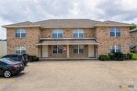 Building Photo - 102 E Robin Ln