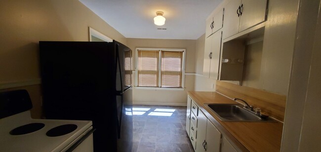 Building Photo - Garfield/6th Duplex