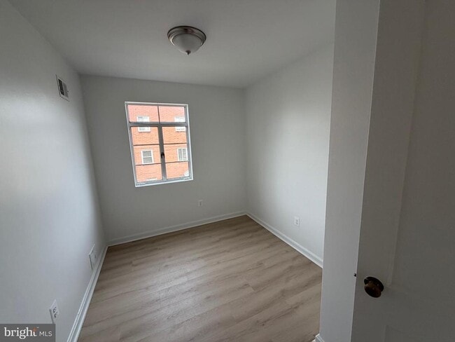 Building Photo - 1304 S Walter Reed Dr