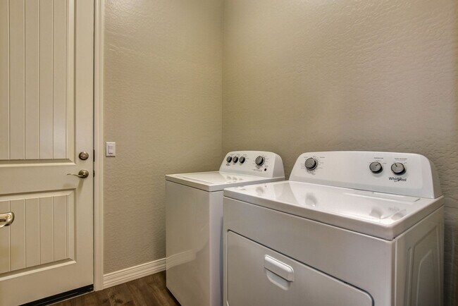Building Photo - Rate reduction on this beautiful Townhome in Granville!