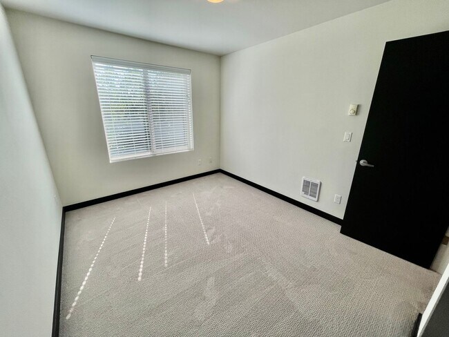 Building Photo - ** HALF MONTH'S FREE RENT **Modern 3bd/2.5...