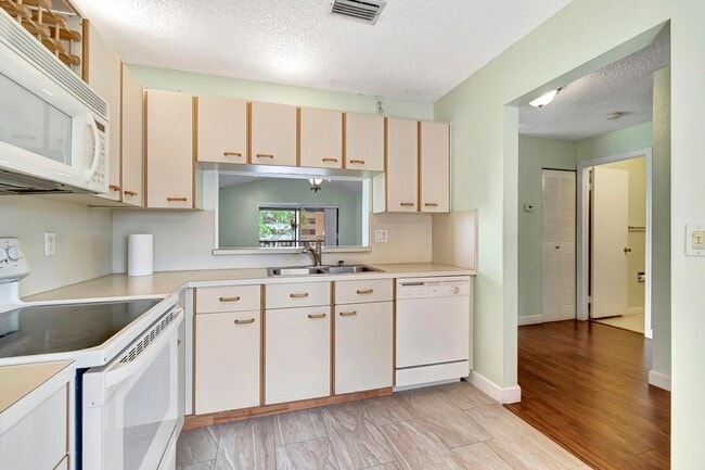 Building Photo - 351 Club Cir