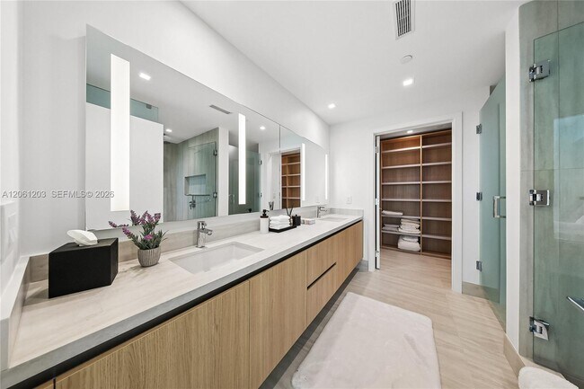 Building Photo - 2411 Laguna Cir