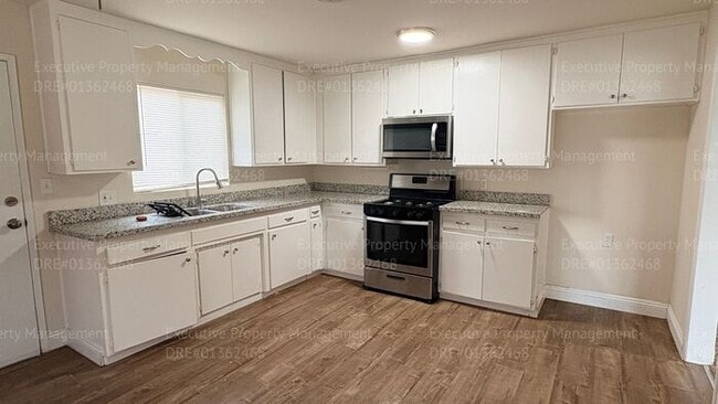 Building Photo - 2 bedroom 1 bathroom house located off the main street Oildale Dr.